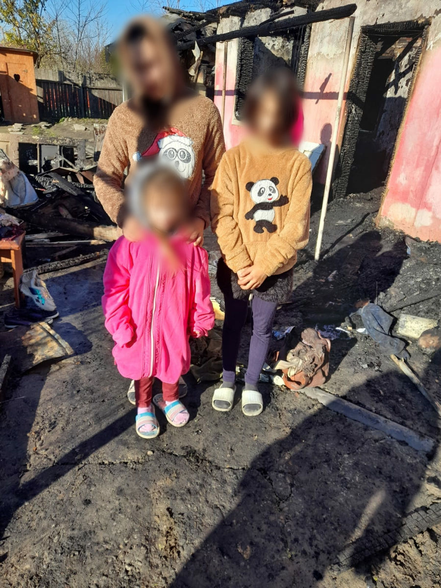 O mamă și trei copii au rămas pe drumuri după ce le-a ars casa