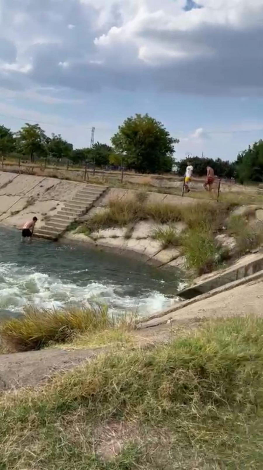 Stop scăldatului în canalele de irigații!