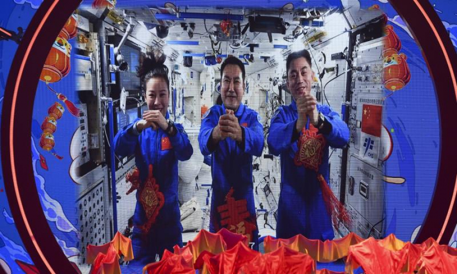 Astronauții chinezi vă urează "La mulți ani!" din spațiu