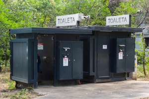 Toaletă vandalizată în Parcul șahiștilor