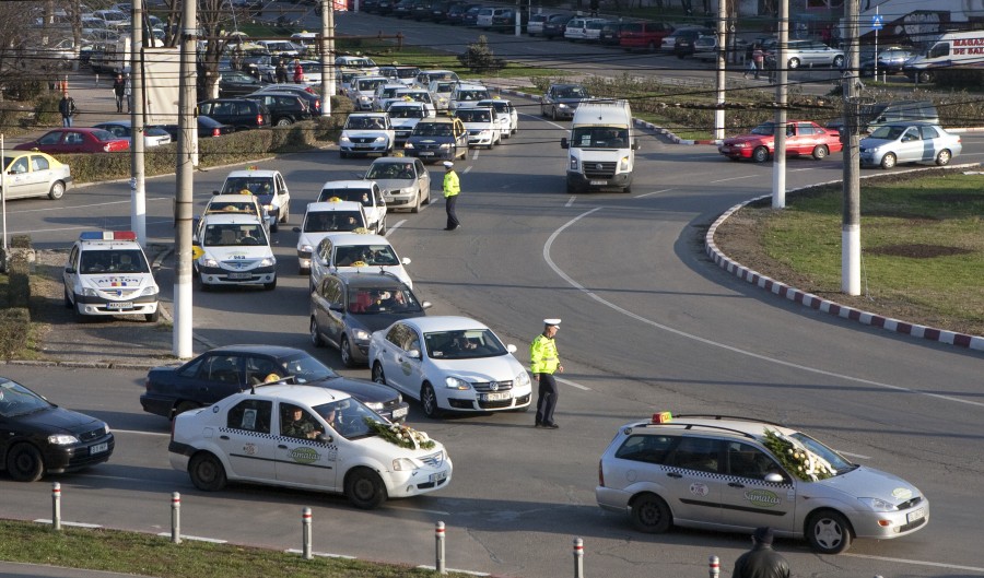 Taximetristul ucis săptămâna trecută a fost condus pe ultimul drum de zeci de colegi