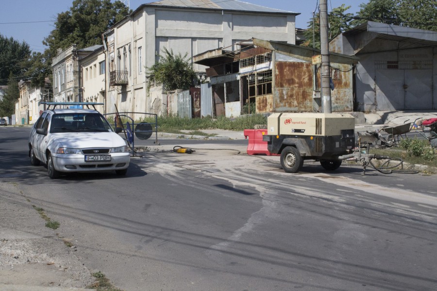 SURPARE suspectă pe strada Tecuci. De la apă sau de la traficul greu?