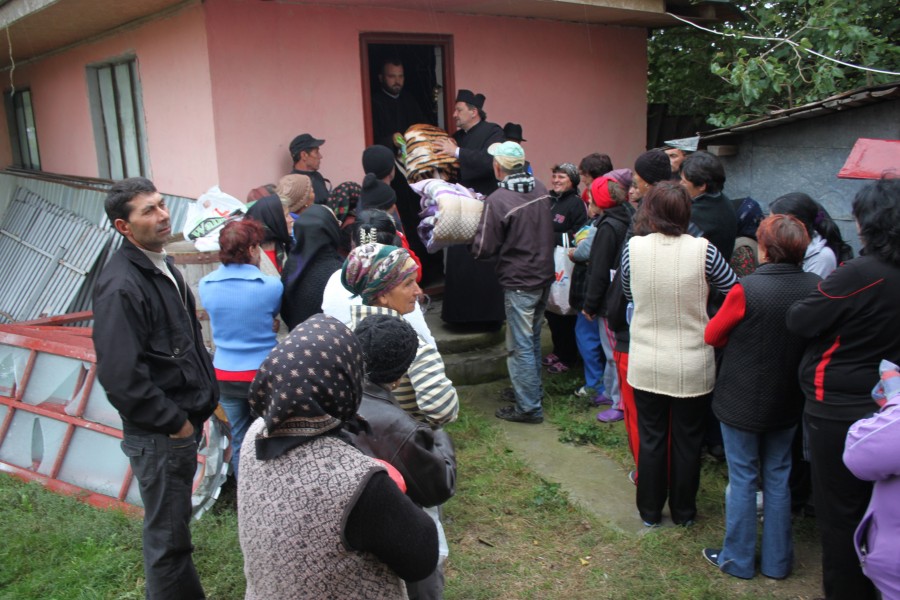 Solidaritate în Arhiepiscopia Dunării de Jos: Pături, pilote şi lenjerii pentru sinistraţi
