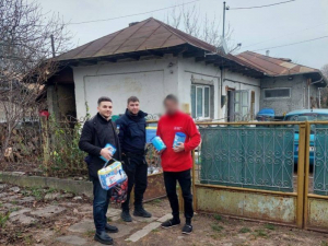 Jandarmii din Tecuci, generoşi cu doi gemeni rămaşi fără mamă