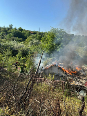 Casă în flăcări, în spatele Cimitirului Evreiesc