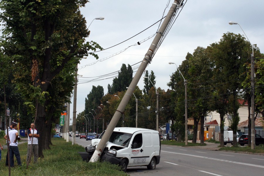 FOTO / Accident spectaculos pe bulevardul George Coşbuc: Un stâlp a fost dărâmat de o autoutilitară