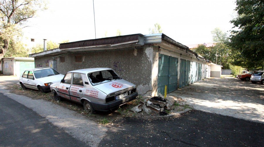 Mazepa, asediată de hoţi şi boschetari. Garajele sunt sparte pe bandă!