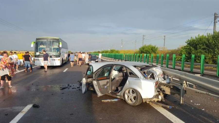 CARAMBOL pe Autostrada Soarelui. Cinci maşini şi un autocar, implicate în ACCIDENT