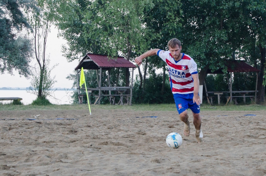 FOTBAL PE PLAJĂ: Cernat, două goluri şi o „scăriţă” ratată