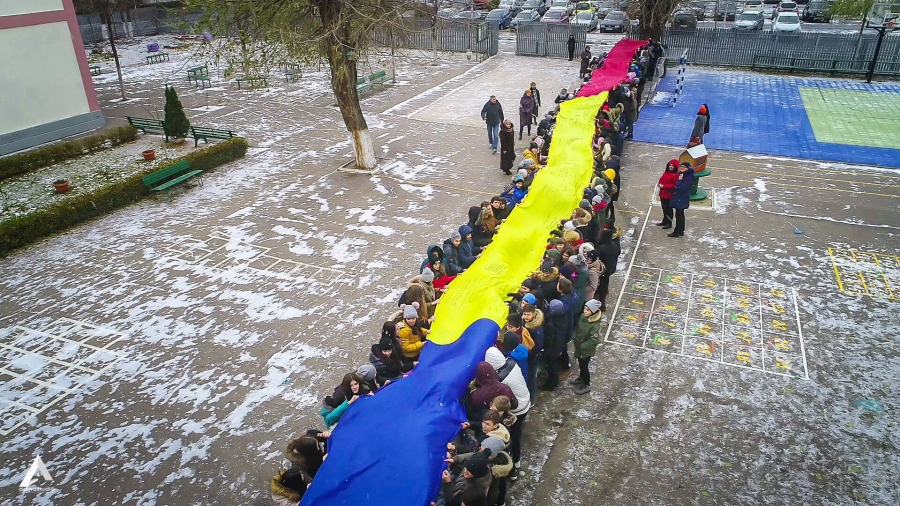 Un val de roşu-galben-albastru a inundat curtea Şcolii Nr. 29