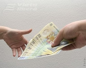 Salariul mediu, mai mic cu un leu