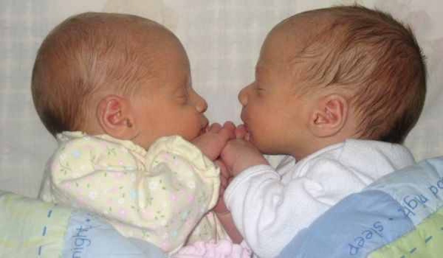 Bun venit pe lume! Primii bebeluşi ai anului 2014: gemeni  şi o fetiţă