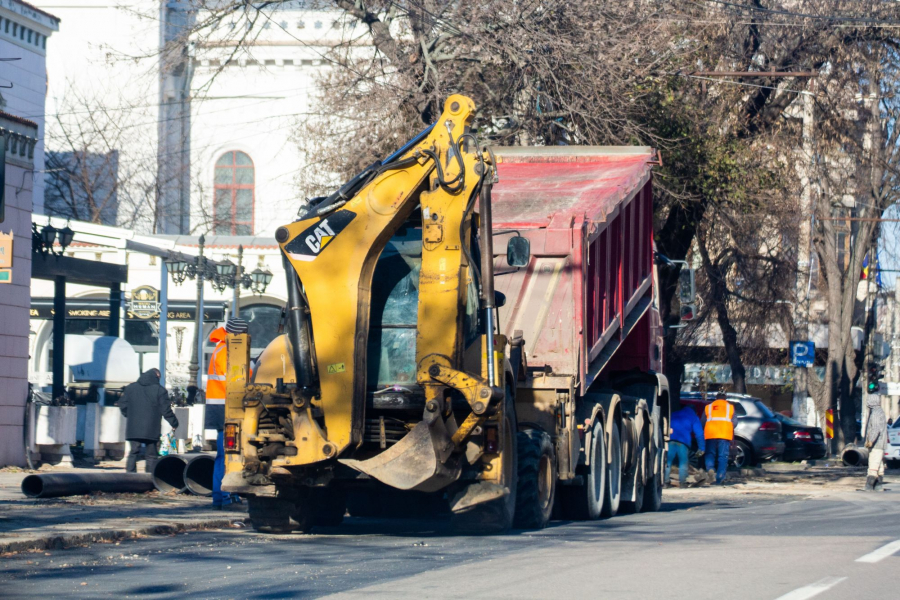 Circulaţie rutieră îngreunată şi trasee de transport deviate