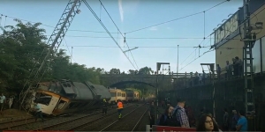 Un tren de pasageri a DERAIAT în Spania. Sunt cel puțin patru morți (VIDEO)