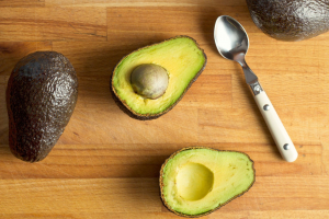 Avocado conține numeroase vitamine de care organismul are nevoie zilnic