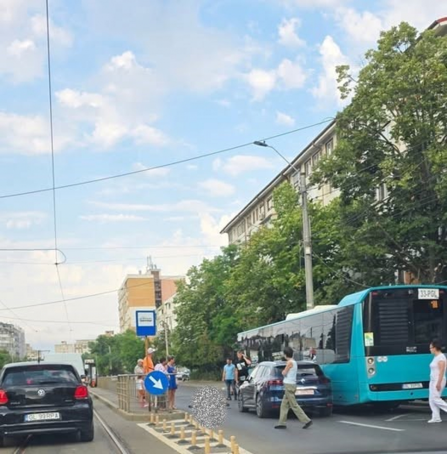 Pieton lovit de mașină lângă refugiul de tramvai