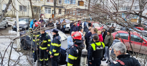 Incendiu violent într-un bloc din Galați. 15 persoane au fost evacuate (VIDEO)