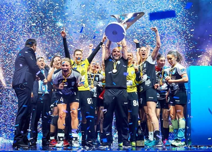 România - CAMPIONA Europei la HANDBAL! Fetele VICTORIOASE de la CSM Bucureşti au revenit acasă