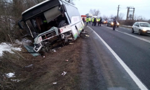 Un autocar cu moldoveni a intrat într-un pod