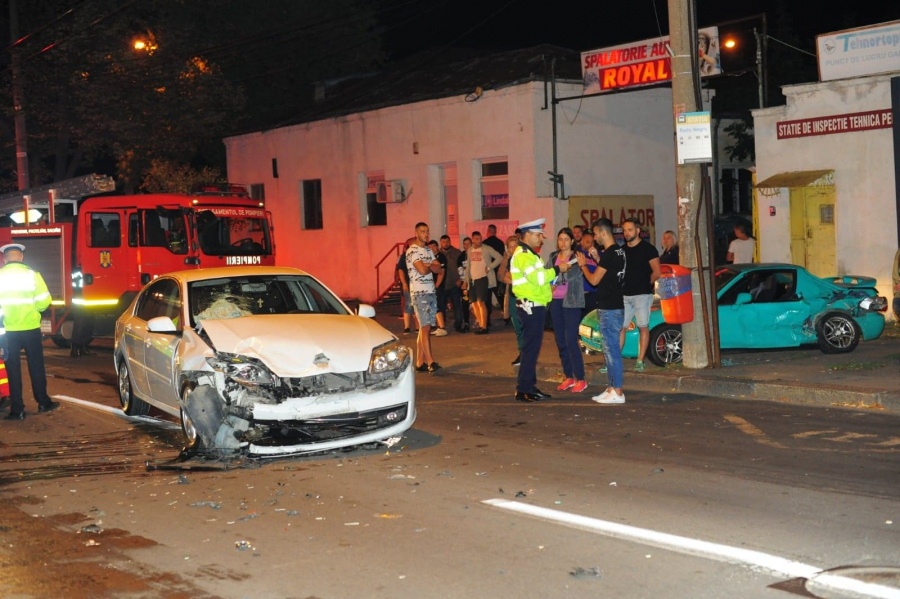 Accident de circulație pe strada Domnească. O persoană a rămas încarcerată