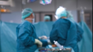 ŞTIRI NAŢIONALE - Conflict VIOLENT între doi chirurgi, în sala de operaţie. Unul este RĂNIT