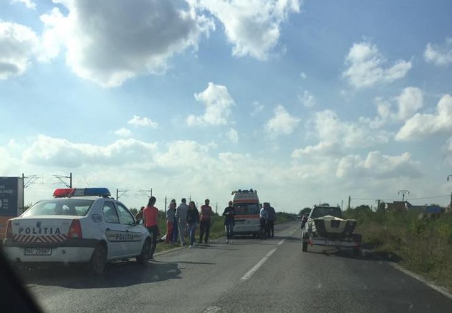 Accident pe DN 25. Un şofer a intrat cu maşina într-o bornă