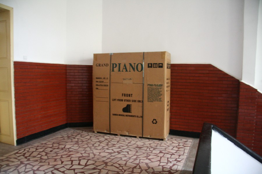 Universitatea "Dunărea de Jos" şi-a instalat un pian numai după ce presa a pus întrebări