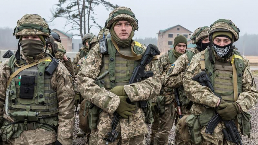 Voluntarii ucraineni, mai numeroși decât capacitatea de înarmare a ţării