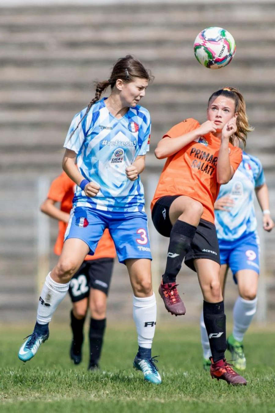 Înfrângere categorică a fotbalistelor. Debut cu dreptul la handbal feminin