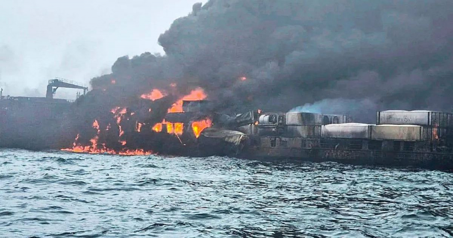 Incendiu de proporţii după ciocnirea a două nave