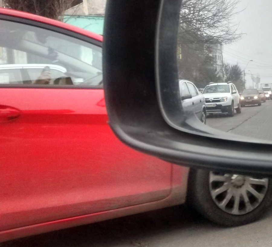 Fără permis, dar cu destul curaj de a ieşi în trafic