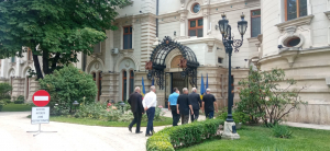 Românii își iau rămas bun de la un om şi o epocă. Corespondenţă specială de la Palatul Cotroceni (GALERIE FOTO &amp; VIDEO)