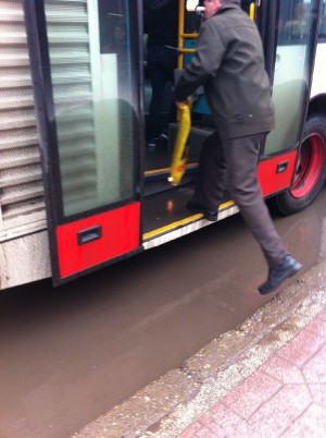 La orice ploaie, la Judeţean se formează o baltă cât staţia de autobuz