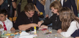 PRINCIPESA MARGARETA a lucrat alături de copii şi vârstnici, în atelierele de creaţie de la Centrul ”Sf. Spiridon” (FOTO)