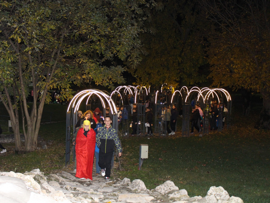 Parada felinarelor în Parcul „Carol”, o tradiție germană la Galați (GALERIE FOTO)