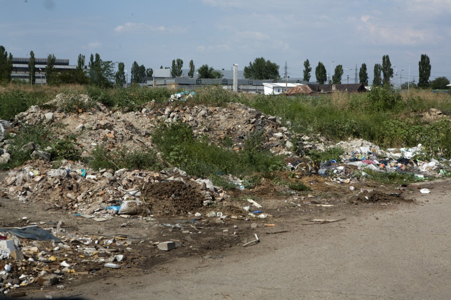 Civilizaţia care ne doare! - Strada Vezuviului, "ornată" cu gunoi şi moloz