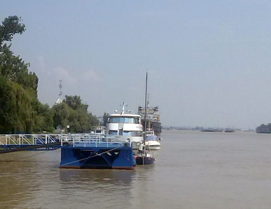 Acostare de ocazie/ PONTONUL misterios, ca o staţie de autobuz… naval