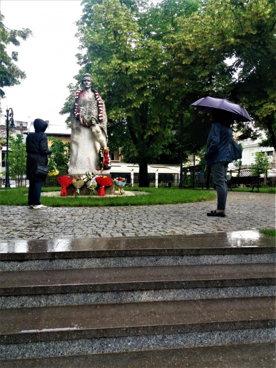 Eminescu și Poezia, în ploaie