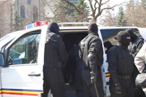 UPDATE | Cinci poliţişti au fost reţinuţi, alţi doi sunt sub control judiciar - în urma percheziţiilor de luni