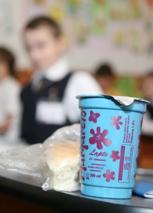 Elevii vor avea lapte şi corn încă din prima zi de şcoală, promit şefii Consiliului Judeţului Galaţi