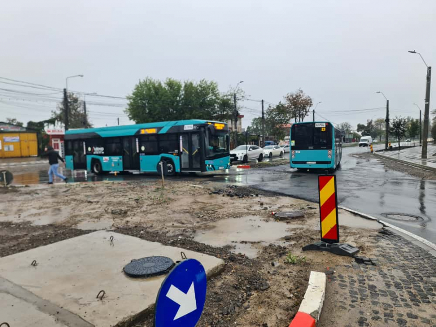 Autobuz de pe Traseul 28, captiv în nămol lângă mall (FOTO & VIDEO)