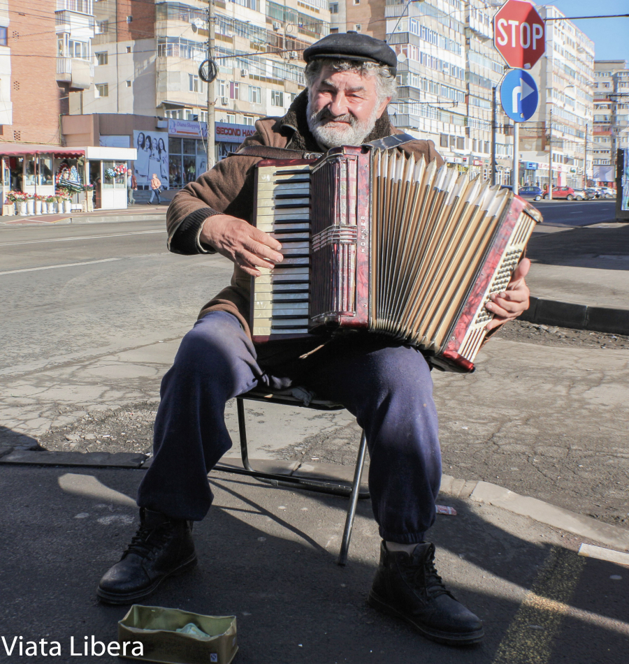 Povestea boemă a lui Ion Condrea, acordeonistul străzii (VIDEO)