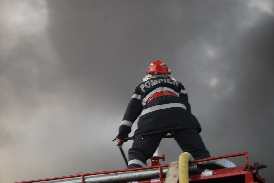 Patru incendii au dat de furcă pompierilor în ultimele 24 de ore