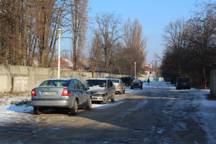 Reportaj Ţiglina II. Autorităţile, invitate să vadă găurile din asfalt