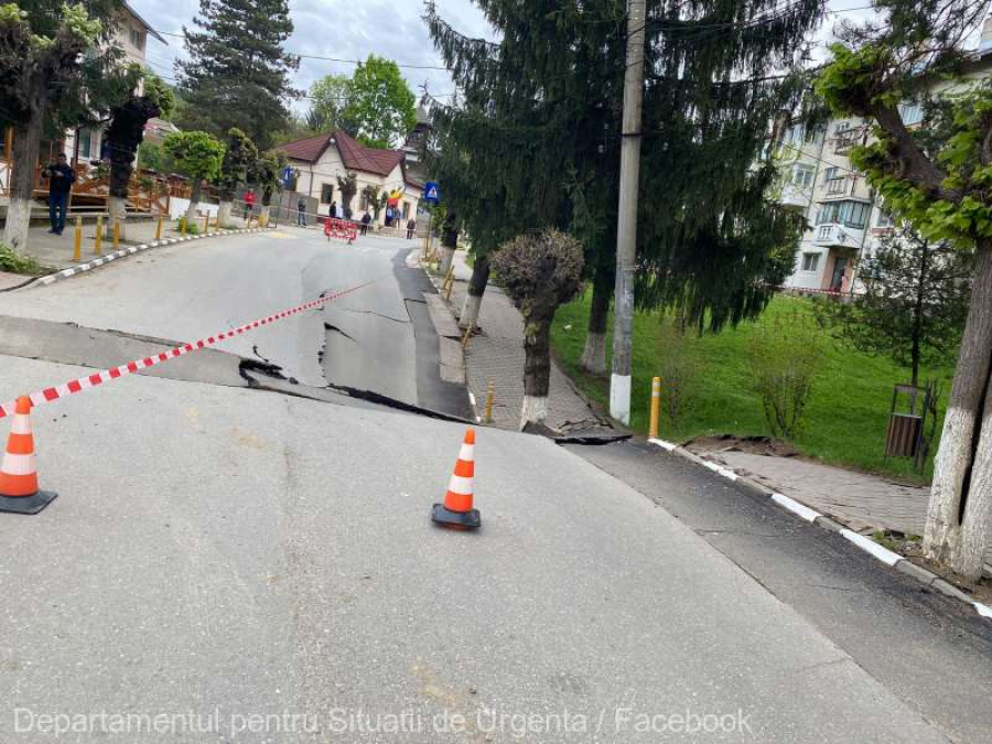 Crater căscat pe o stradă din Slănic Prahova