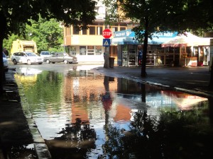 LAC DE ACUMULARE în Ţiglina IV: Ploaia a INUNDAT strada Gorunului