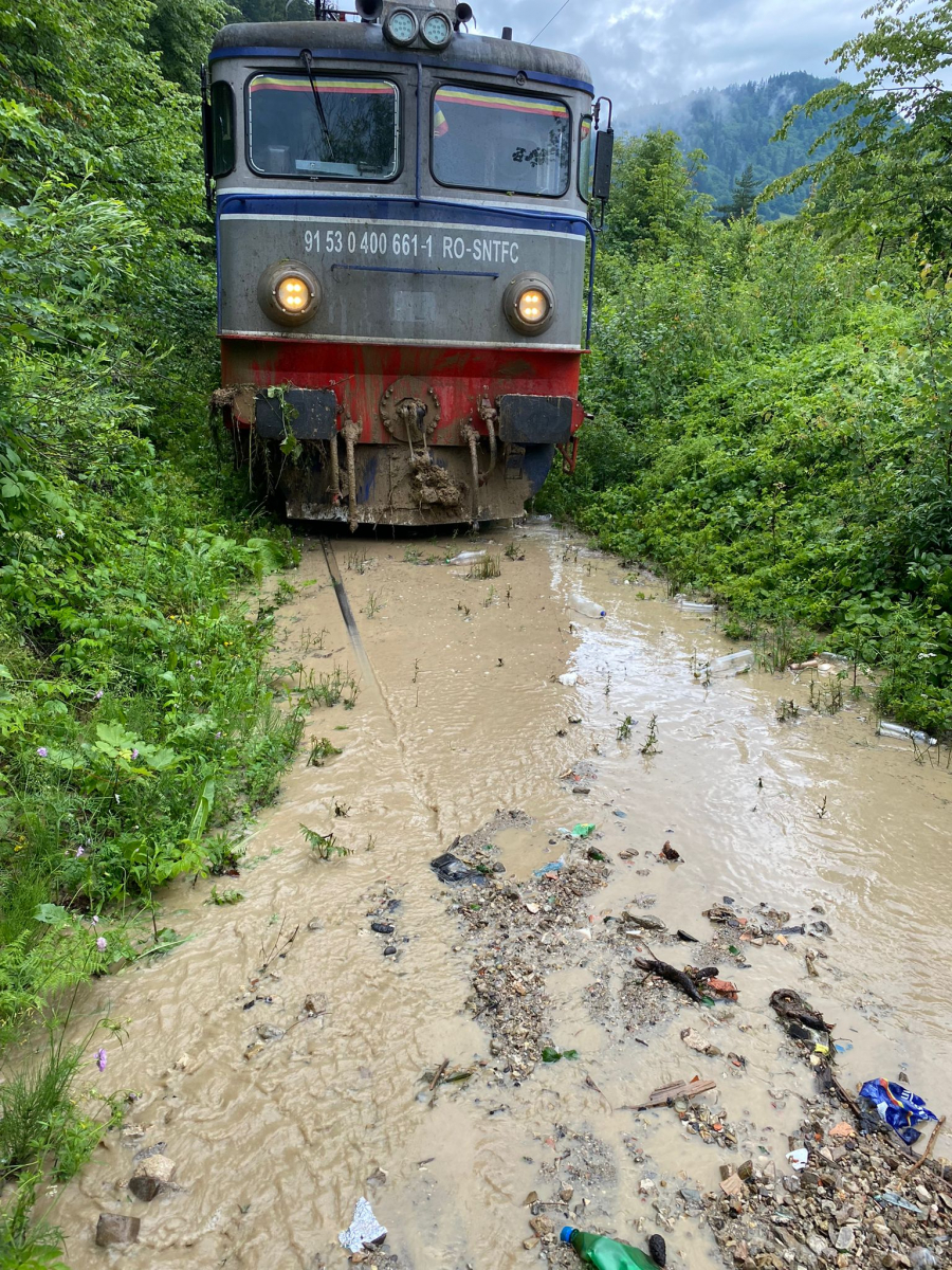 Trenurile dintre Galați și Cluj, blocate de aluviuni