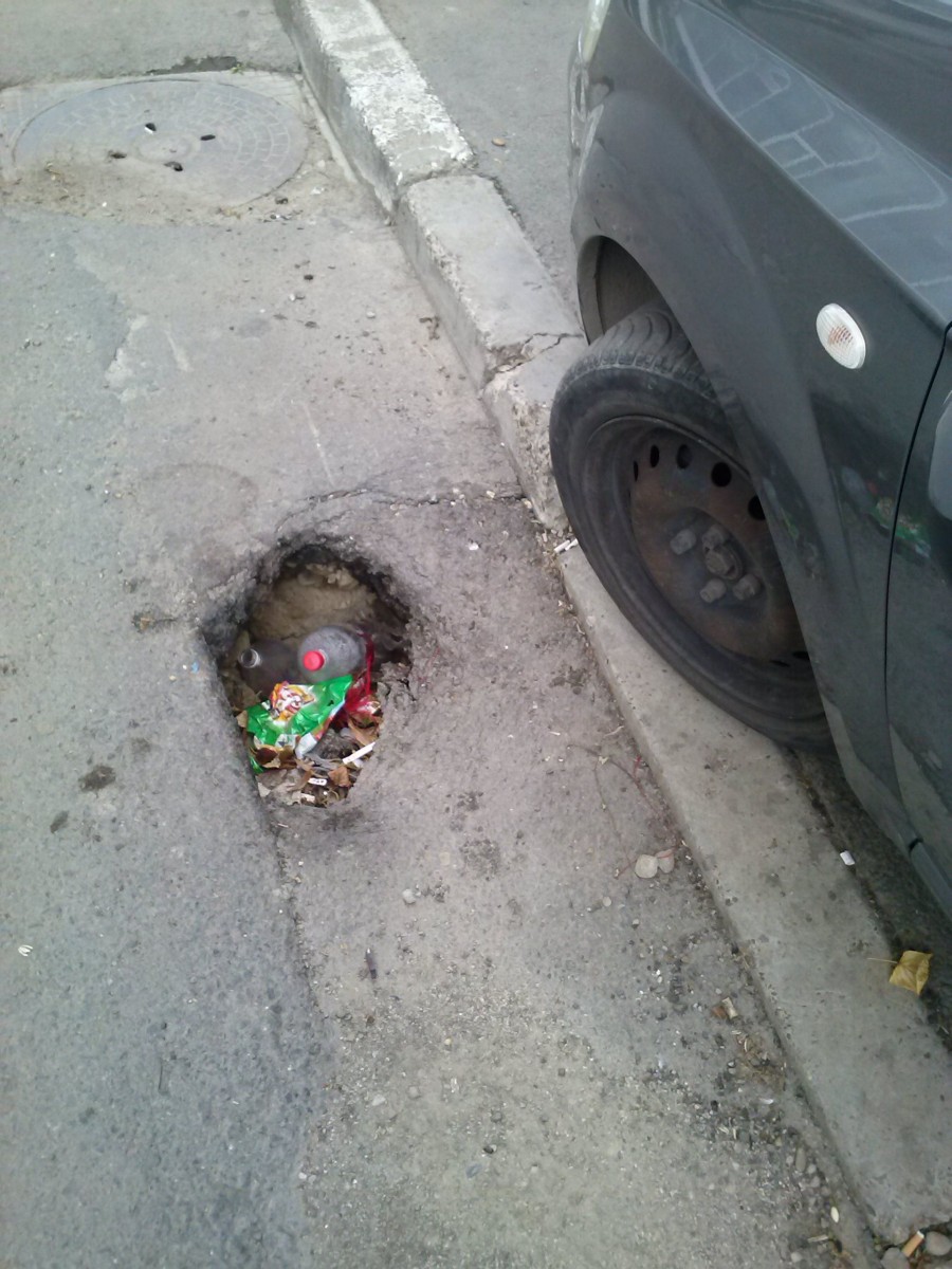 Fără investiţii, doar din nesimţire / „Invenţie” gălăţeană: coşul de gunoi din asfalt!