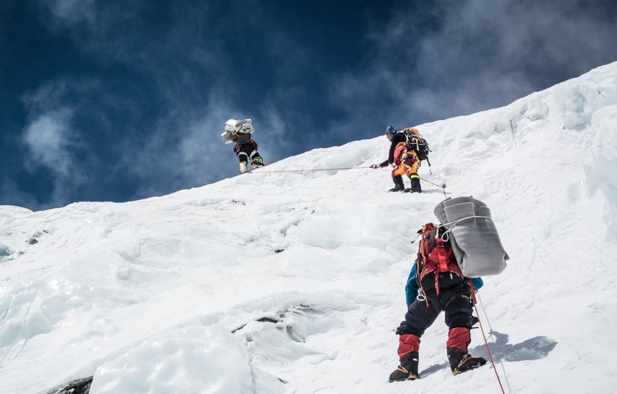 UPDATE Alpiniştii români din Himalaya s-au oprit la 8.650 de metri, la timp pentru a salva viaţa unuia din şerpaşi