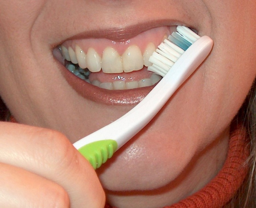 Opt din zece români au probleme dentare